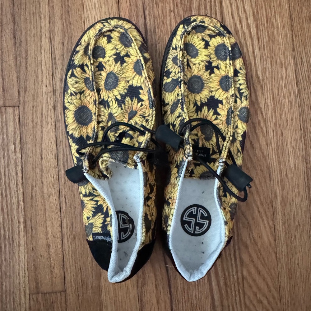 Simply Southern Shoes Women’s Size 7  sunflower Print Casual Slip-On Loafers